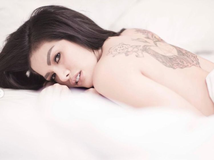 10 Artis Cantik Tampil Seksi Pamer Tato Punggung, Sophia Latjuba Gambar Hati