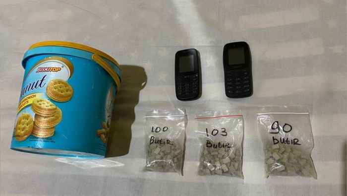 Barang bukti penyelundupan pil ekstasi di Enrekang.