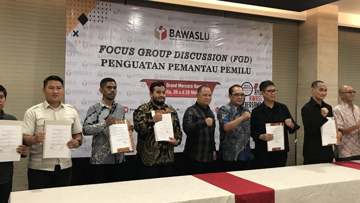 Badan Pengawas Pemilu (Bawaslu) RI meneken kesepakatan atau Memorandum of Understanding (MoU) kerja sama dengan pemantau Pemilu 2024 dari kalangan organisasi mahasiswa dan organisasi masyarakat. Anggota Bawaslu RI Totok Hariyono berharap kerja sama ini dapat meningkatkan pengawasan partisipatif dalam persiapan pengawasan pemilu.