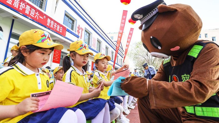ZHANGYE, CHINA - MAY 23: Police officers watch cultural performances given by kindergarten children on May 23, 2023 in Zhangye, Gansu Province of China. Children are invited to visit a branch of Zhangye Public Security Bureau before International Children's Day. (Photo by VCG/VCG via Getty Images)