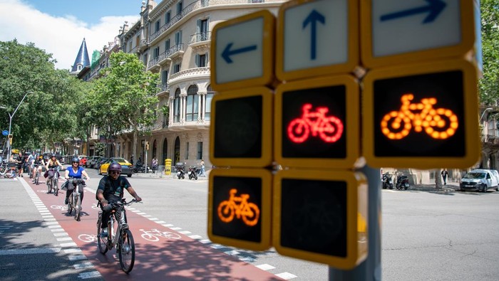 BARCELONA, SPAIN - MAY 24: Cyclists pass by the new traffic light system which begins to operate on a new section of the cycle lane at a crossroad during the sunny day in Barcelona, Spain on May 24, 2023. (Photo by Adria Puig/Anadolu Agency via Getty Images)