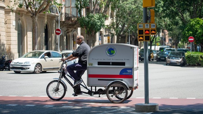 BARCELONA, SPAIN - MAY 24: Cyclists pass by the new traffic light system which begins to operate on a new section of the cycle lane at a crossroad during the sunny day in Barcelona, Spain on May 24, 2023. (Photo by Adria Puig/Anadolu Agency via Getty Images)