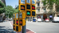 Berbeda dari lampu lalu lintas pada umumnya, lampu lalu lintas ini memiliki banyak kotak. Barcelona merupakan salah satu kota di dunia yang ramah pesepeda.