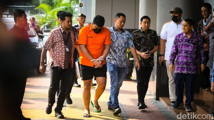 Bercelana Pendek-Sandal Jepit, Mario Dandy Dilimpahkan ke Jaksa Tersangka kasus penganiayaan David Ozora, Mario Dandy dan Shane Lukas dilimpahkan ke kejaksaan, Jumat (26/5/2023) sore. Keduanya memakai celana pendek dan sandal jepit.