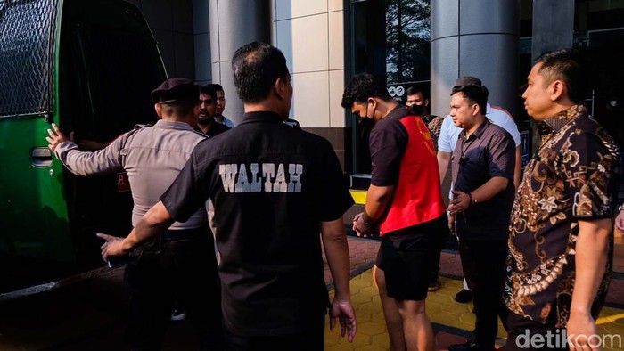 Berompi Merah, Mario Dandy Resmi Jadi Tahanan Jaksa Mario Dandy dan Shane Lukas sudah dilimpahkan ke jaksa hari ini. Tersangka penganiayaan terhadap David Ozora ini menjadi tahanan jaksa.