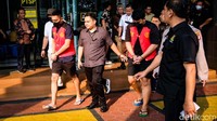 Mario Dandy dan Shane Lukas mengenakan rompi tahanan jaksa usai tahap pelimpahan di gedung Kejari Jakarta Selatan, Jumat (26/5/2023).  