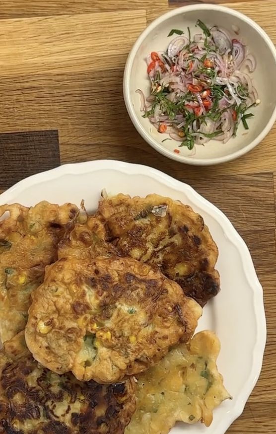 Bikin Bakwan Jagung, Bule Ini Diberi Saran oleh Netizen Indonesia