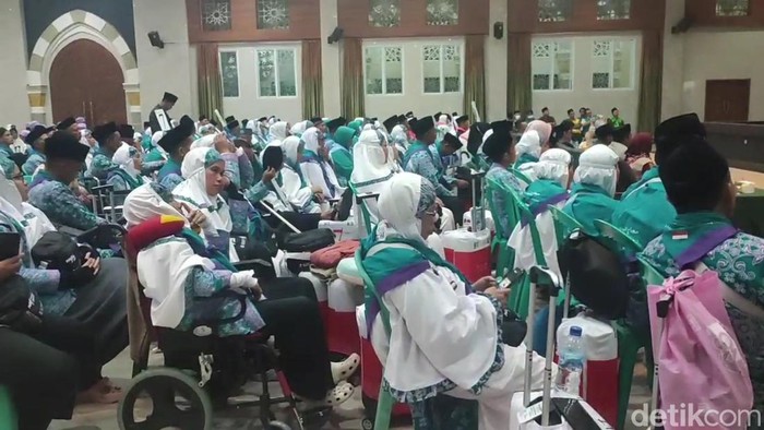 Calon jemaah haji asal Tasikmalaya tetap berangkat meski memakai kursi roda.