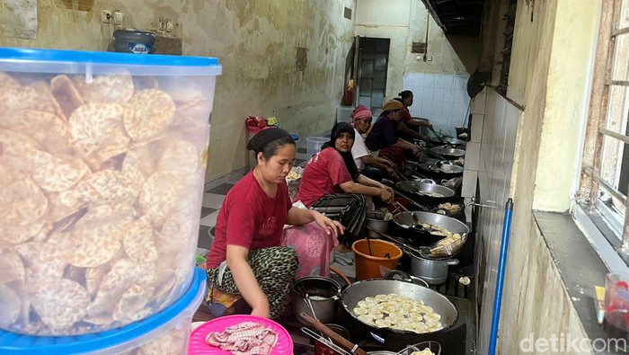 Joko Asori dan Kasmirah, pemilik Keripik Tempe Pak Joko, di sentra keripik tempe Kramat Pela, kebaoran Baru, Jaksel