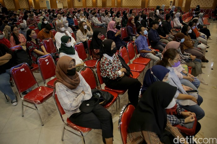 Ratusan mahasiswa dari Universitas Airlangga mengikuti recruitment detikcom dalam acara #demiindonesia siap kerja di Airlangga Convention Center, Surabaya.