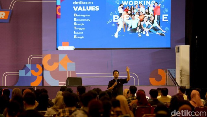 Ratusan mahasiswa dari Universitas Airlangga mengikuti recruitment detikcom dalam acara #demiindonesia siap kerja di Airlangga Convention Center, Surabaya.