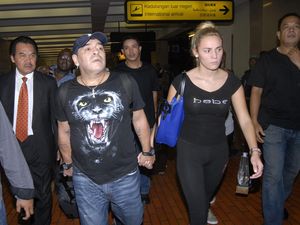 Foto Nostalgia Momen Diego Maradona Main ke Jakarta