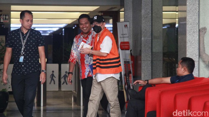 Diperiksa KPK, Muchamad Hikmat Tutupi Wajah Muchamad Hikmat selesai menjalani pemeriksaan di KPK. Direktur PT Dwifarita Fajarkharisma itu diperiksa terkait kasus suap pembangunan jalur kereta api.