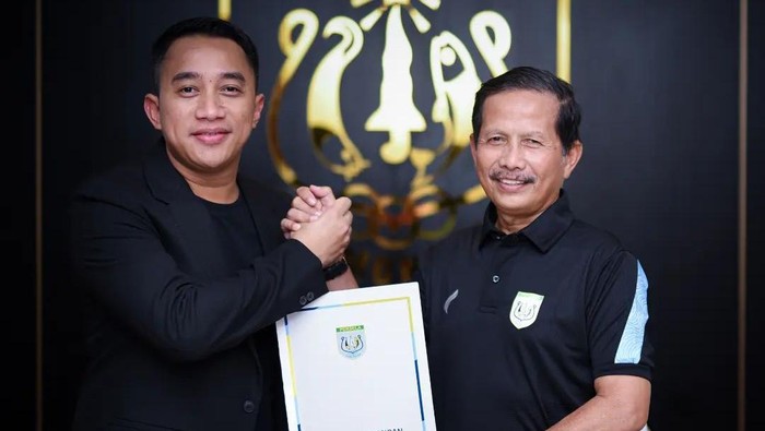 Djadjang Nurdjaman resmi latih Persela Lamongan.