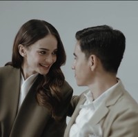 Enzy dan Molen tampil dalam beberapa gaya busana. Salah satunya dengan busana smart casual di dalam studio. Enzy tampak memakai oversized blazer dipadu blouse dan rok tutu, dan Molen mengenakan jas serta kemeja putih. Foto: Instagram/@enzystoria @derai.studio