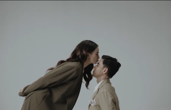 Pemotretan kali ini dibuat clean dan sleek dengan tema warna putih-beige-coklat. Foto: Instagram/@enzystoria @derai.studio