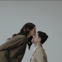Pemotretan kali ini dibuat clean dan sleek dengan tema warna putih-beige-coklat. Foto: Instagram/@enzystoria @derai.studio