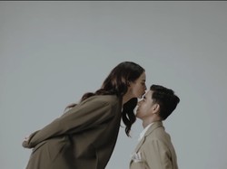 8 Foto Prewedding Enzy Storia dan Molen Kasetra, Gaya Casual Hingga Baju Adat