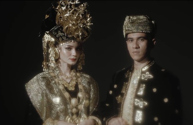 Selain baju adat Minang, pasangan pengantin baru ini mengenakan busana pengantin adat Aceh yang merupakan darah keturunan dari Enzy Storia. Foto: Instagram/@enzystoria @derai.studio