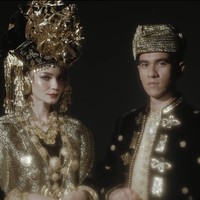 Selain baju adat Minang, pasangan pengantin baru ini mengenakan busana pengantin adat Aceh yang merupakan darah keturunan dari Enzy Storia. Foto: Instagram/@enzystoria @derai.studio