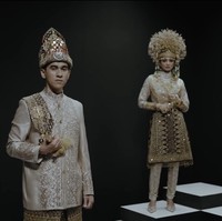 Tak melupakan tanah kelahiran, Enzy dan Molen menampilkan kekayaan budaya Indonesia dengan memakai baju pengantin adat Minangkabau. Foto: Instagram/@enzystoria @derai.studio