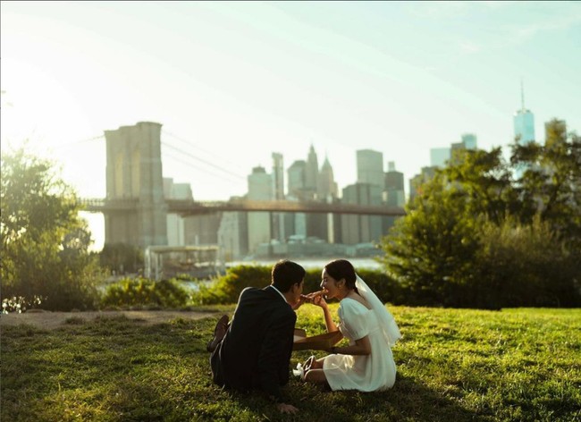 New York jadi kota yang penuh cerita bagi Enzy Storia dan Maulana Kasetra, atau akrab disapa Molen. Keduanya pun menyempatkan foto prewedding di The Big Apple. Foto: Instagram/@enzystoria @derai.studio