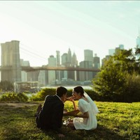 New York jadi kota yang penuh cerita bagi Enzy Storia dan Maulana Kasetra, atau akrab disapa Molen. Keduanya pun menyempatkan foto prewedding di The Big Apple. Foto: Instagram/@enzystoria @derai.studio