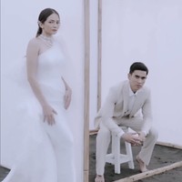 Prewedding juga dilakukan di tepi pantai. Busana keduanya tampak lebih formal dengan gaun panjang dan setelan jas. Foto: Instagram/@enzystoria @derai.studio