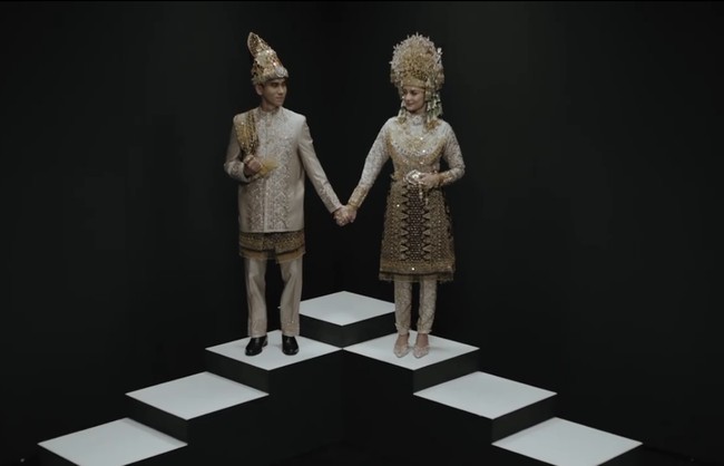 Nuansa glamor, estetis dan etnik sangat terasa di konsep pemotretan kali ini. Foto: Instagram/@enzystoria @derai.studio