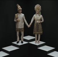 Nuansa glamor, estetis dan etnik sangat terasa di konsep pemotretan kali ini. Foto: Instagram/@enzystoria @derai.studio