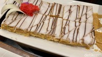 Yang tak boleh tertinggal adalah mille-feuille. Mille-feuille adalah lapisan puff pastry dengan dua lapis crème pâtissière. Foto: detikcom/Riska Fitria