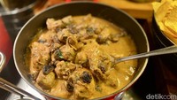 Untuk hidangan utama ada chicken chasseur. Chef Jean-Pierre mengatakan bahwa hidangan ini dibuat menggunakan resep sang nenek. Foto: detikcom/Riska Fitria