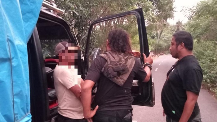 Terdakwa Ramlin (baju putih) ditangkap oleh tim Sat Resnarkoba Polres Bima Kota saat mengendarai truk miliknya di Desa Dumu, Langgudu. (Istimewa)
