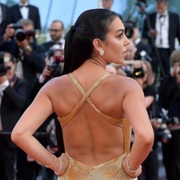 Fitur backelss pada bagian belakang gaun dengan strap berbentuk ‘X’ turut mengakomodasi keseksian Goergina. (Foto: Kristy Sparow/Getty Images)