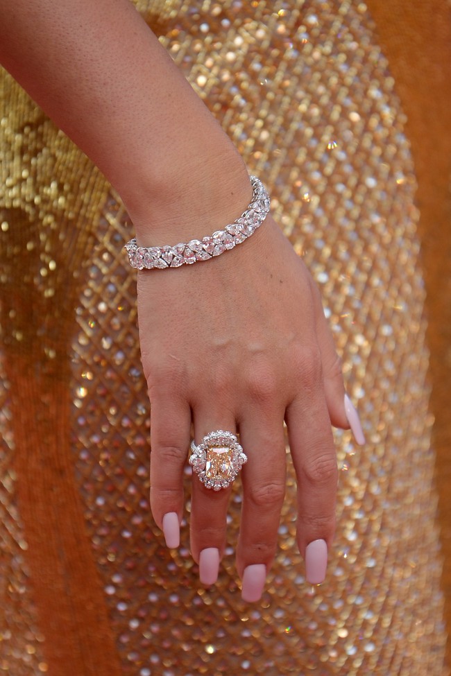 Jajaran aksesori Georgina Rodriguez pun tak kalah glamor. Cincin, gelang, hingga anting, semuanya serba berlian. (Foto: Kristy Sparow/Getty Images)