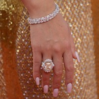 Jajaran aksesori Georgina Rodriguez pun tak kalah glamor. Cincin, gelang, hingga anting, semuanya serba berlian. (Foto: Kristy Sparow/Getty Images)