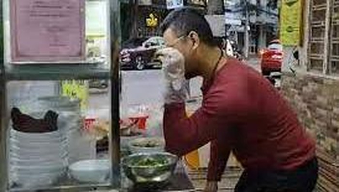 Gegara Tiru Gaya Tabur Garam Salt Bae, Penjual Mie Ini Dihukum Penjara 5 Tahun
