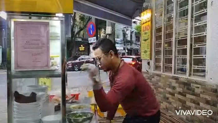 Gegara Tiru Gaya Tabur Garam Salt Bae, Penjual Mie Ini Dihukum Penjara 5 Tahun