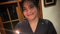 Terlepas dari profesinya sebagai seorang atlet badminton, Gregoria sesekali membagikan momen makannya. Seperti  ketika ia menerima kue ulang tahun ini dari sang kekasih. Foto: Instagram @mikha97