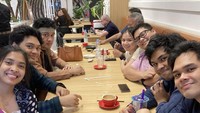Gregoria Mariska diketahui menjalin hubungan dengan penyanyi Mikha Angelo. Ini momen Gregoria diajak pergi nongkrong ke kafe bersama keluarga Mikha. Foto: Instagram @yvonne_hubner