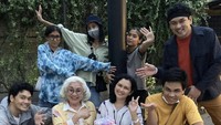 Tampaknya atlet 23 tahun itu memang sudah dekat dengan keluarga Mikha. Ada lagi momen Gregoria ikut memberi kejutan kue ulang tahun ke ibunda Mikha. Foto: Instagram @yvonne_hubner