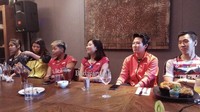 Kalau ini momen Gregoria Mariska berada dalam acara Bincang Santai Road to Asian Games 2018. Sambil berbincang, Gregoria dan pemain badminton lain tampak menikmati makan dan minum. Foto: Instagram @badmintalk.com 
