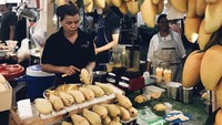 Saat di Thailand, pacar musisi Mikha Angelo itu menunjukkan buah mangga segar yang dijual di pasar. Sepertinya Gregoria tertarik untuk mencobanya. Foto: Instagram @gregoriamrsk