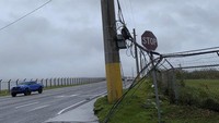 Bencana ini merusak kendaraan, properti, pepohonan, dan pemadaman listik. (AP Photo/Grace Garces Bordallo)