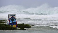 Sejauh ini belum ada laporan cedera atau kematian. Namun badai tersebut membawa gelombang badai yang mengancam jiwa dan curah hujan setinggi 20 inci (50 cm) ke pulau berpenduduk 170.000 orang itu. (AP Photo/Rick Cruz)