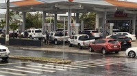 Tampak puluhan pengendara menyerbu pom bensin pasca Guam dihantam Topan Mawar. (AP Photo/Rick Cruz)