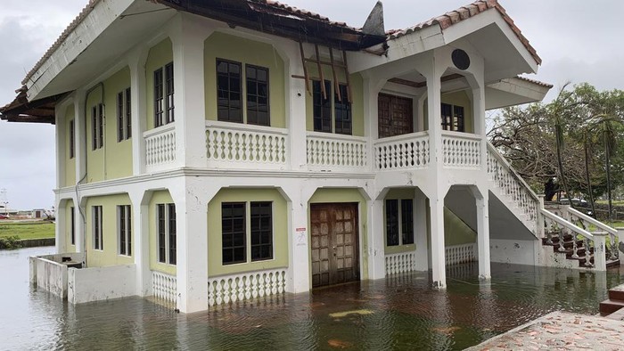 Guam AS Porak-poranda Disapu Topan Mawar A building is flooded in Hagatna, Guam, Thursday, May 25, 2023, after Typhoon Mawar went through the area. (AP Photo/Grace Garces Bordallo)