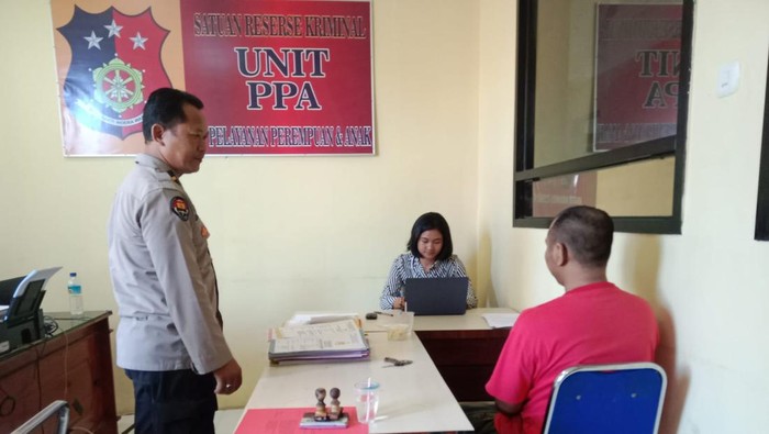 Guru SD berinisial AM diperiksa di Polres Lombok Utara, Kamis (25/5/2023). AM diduga melecehkan siswanya.
