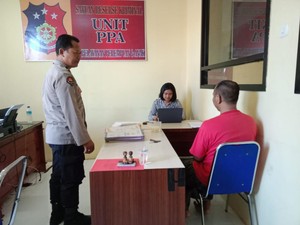 Seorang Guru SD Merekam Muridnya yang Telanjang-Ereksi