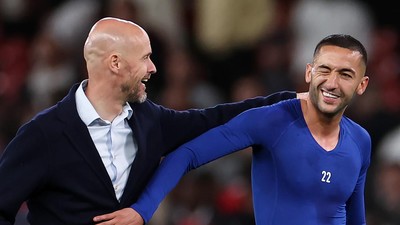 Foto Ziyech Haha Hihi sama Ten Hag Usai MU Permalukan Chelsea